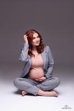 Vogue style pregnancy photo session in Tallinn
