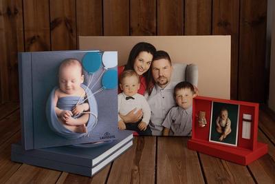 Baby's First Year: photobook 20 spreads, canvas, printed photos, USB stick