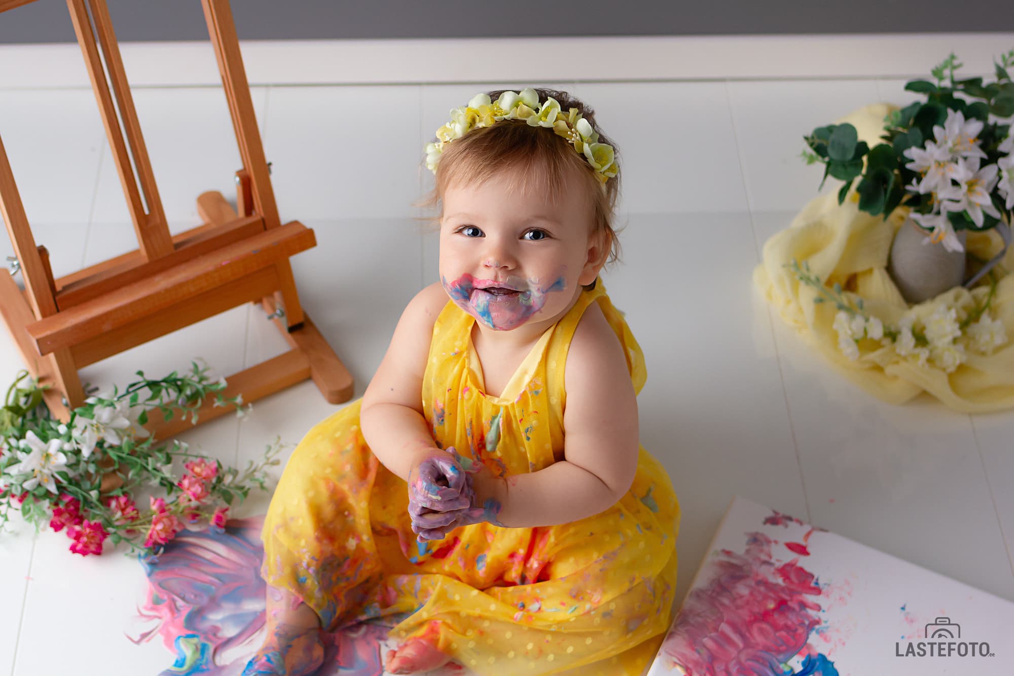 Фотосессия малыша с красками