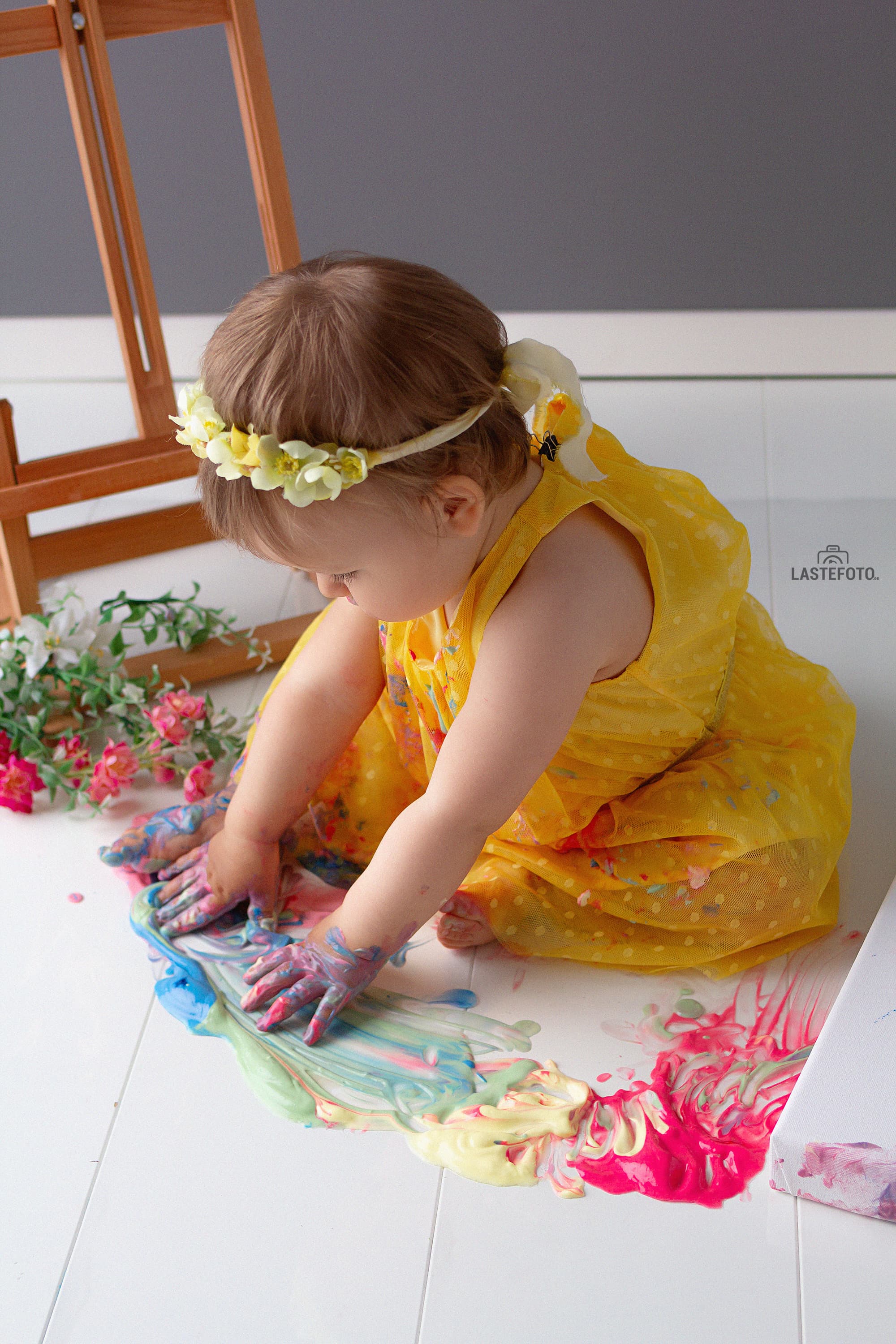 фотосессия малыша с красками в Таллинне