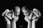 Черно-белая фотография - классический способ запечатлеть красоту новорожденного