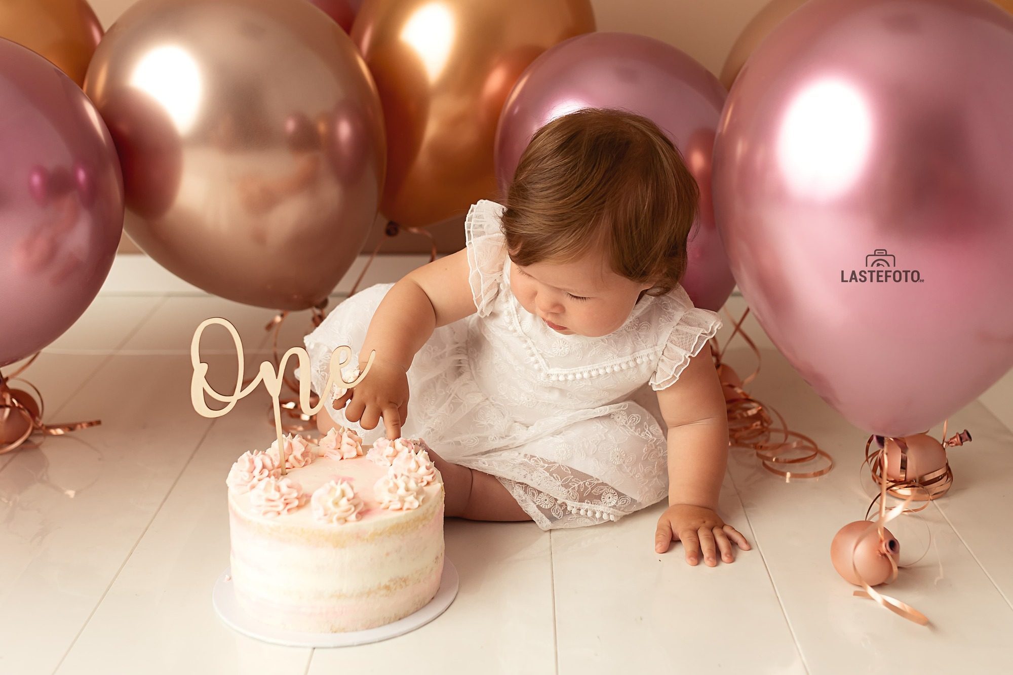 Väikelapse cake smash fotosessioon koos pehme koogiga