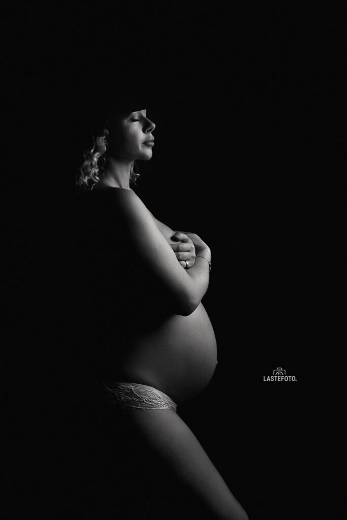 Millal teha beebiootuse pildistamist: parim aeg ja 7 olulist nüanssi, millest harva räägitakse 4 Mustvalge stuudioportree rasedast naisest profiilis, pehme külgvalgus ja tume taust